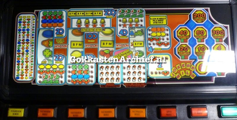 Lower part of the machine with the reels, all possible prices, gambling feature on the right